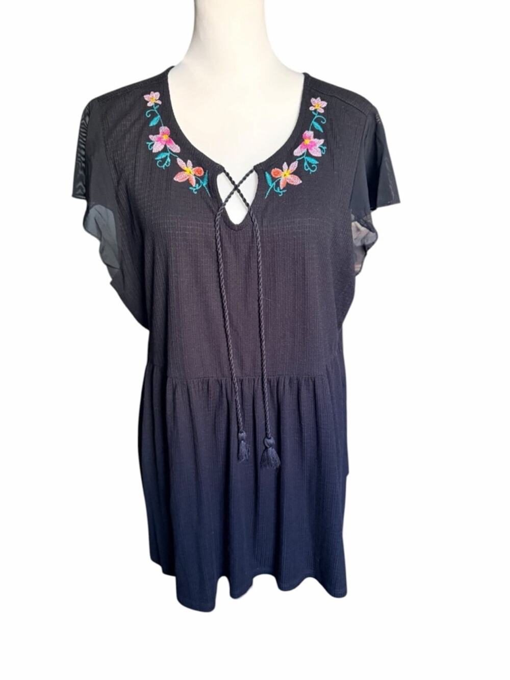 Torrid Black Short-Sleeve Embroidered V-Neck Tunic with Tassels Size 2